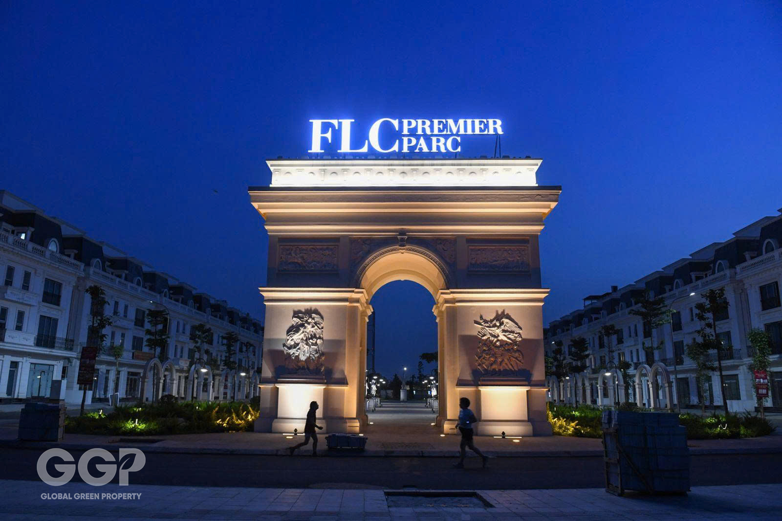 Cảnh quan Hausman Premium Residences về đêm với ánh sáng kiến trúc Pháp